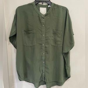 Splendid army green button down short sleeve blouse with pockets